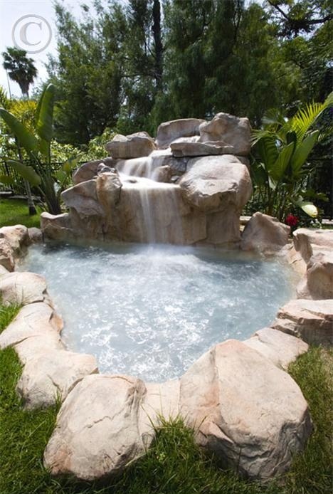 26 Impressive and Breathtaking Outdoor Jacuzzis