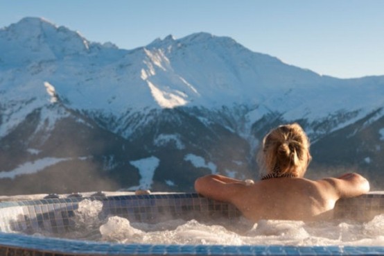 26 Impressive and Breathtaking Outdoor Jacuzzis