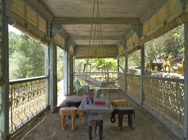 25 Amazing DIY Hanging Table Ideas