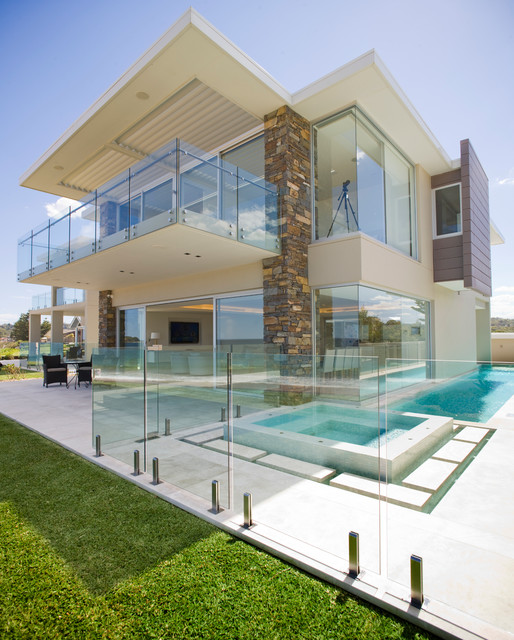 18 Magnificent Houses With Glass Facades