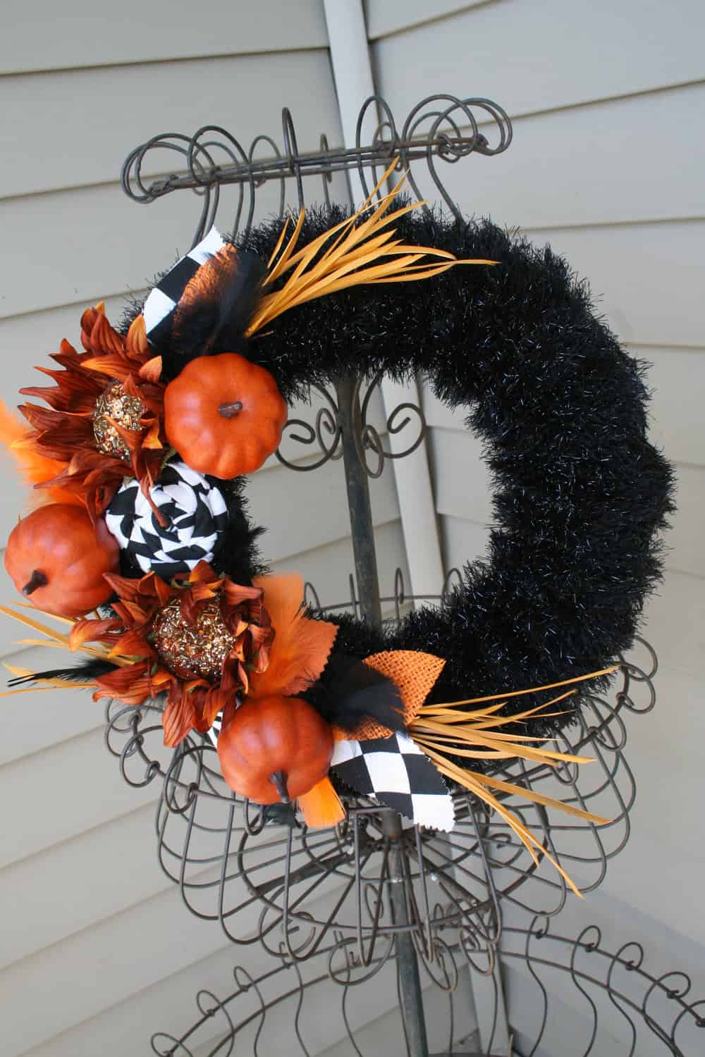 15 Fearsome Handmade Halloween Wreath Designs For Your Front Door