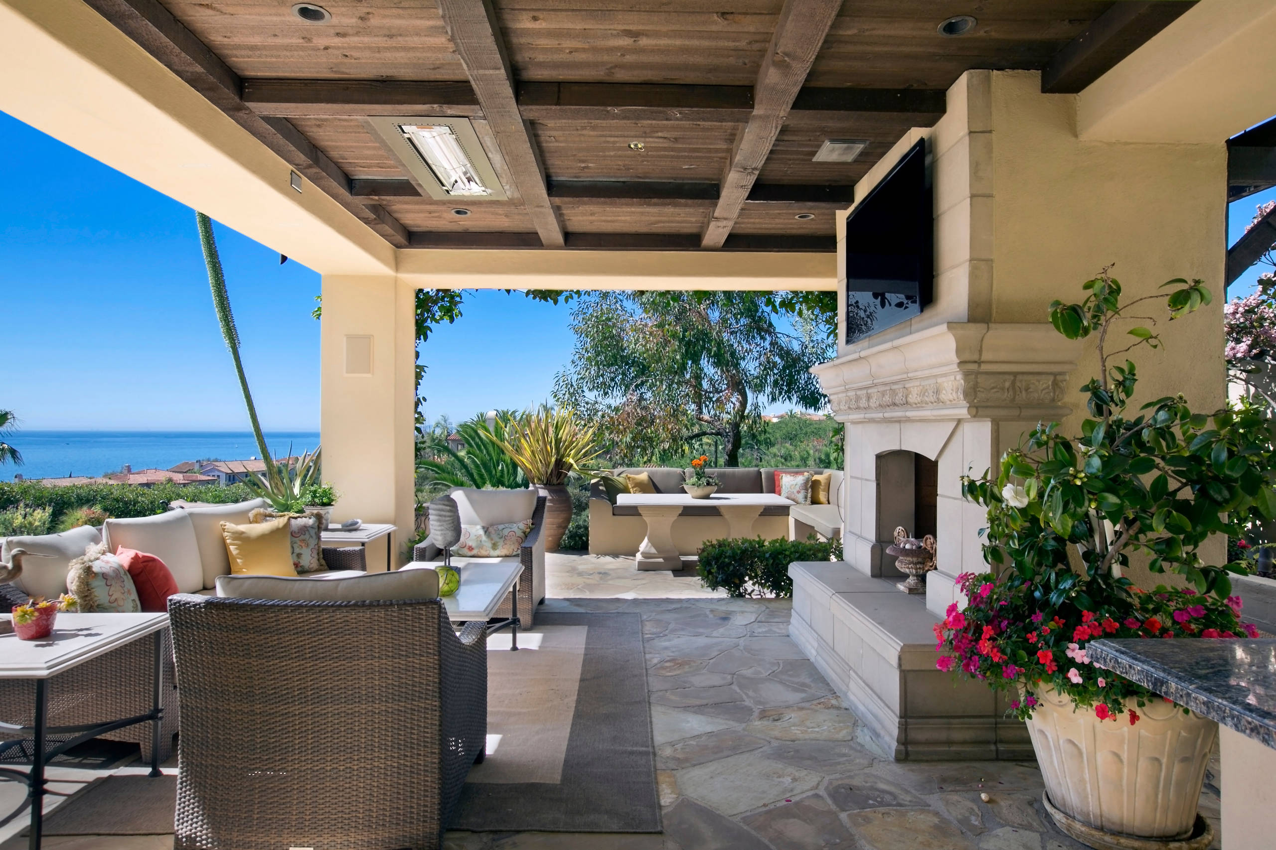 16 Beautiful Mediterranean Patio Designs That Will ...