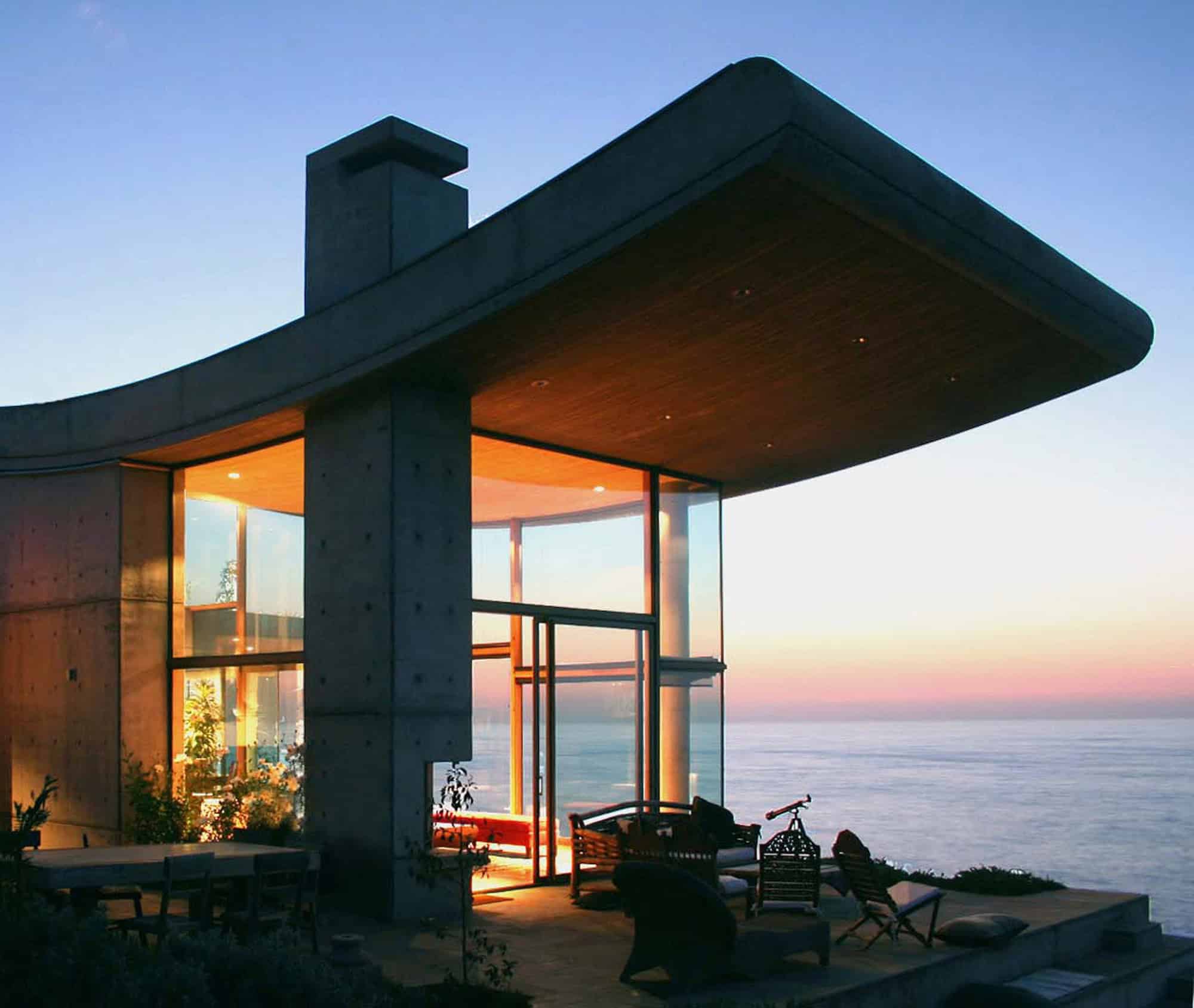 A Beachfront House by Raimundo Anguita in Chile