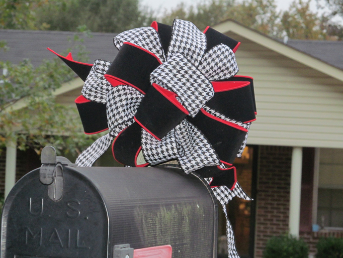 Ideas to Dress up Your Mailbox in a Fairy tale Look for this Christmas
