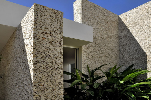 Rajuela House by Muñoz Arquitectos