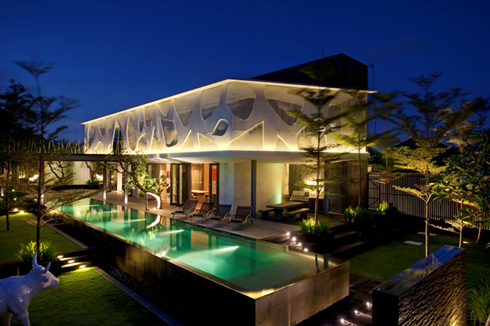 Spectacular Tropical Villa with Floor-to-Ceiling Glass Windows