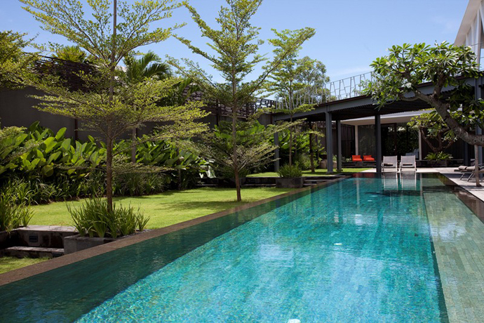 Spectacular Tropical Villa with Floor-to-Ceiling Glass Windows