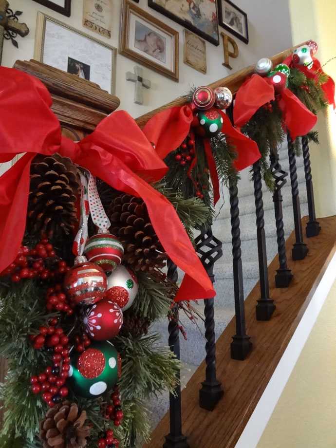 30 Beautiful Christmas Decorations That Turn Your Staircase into a Fairy tale