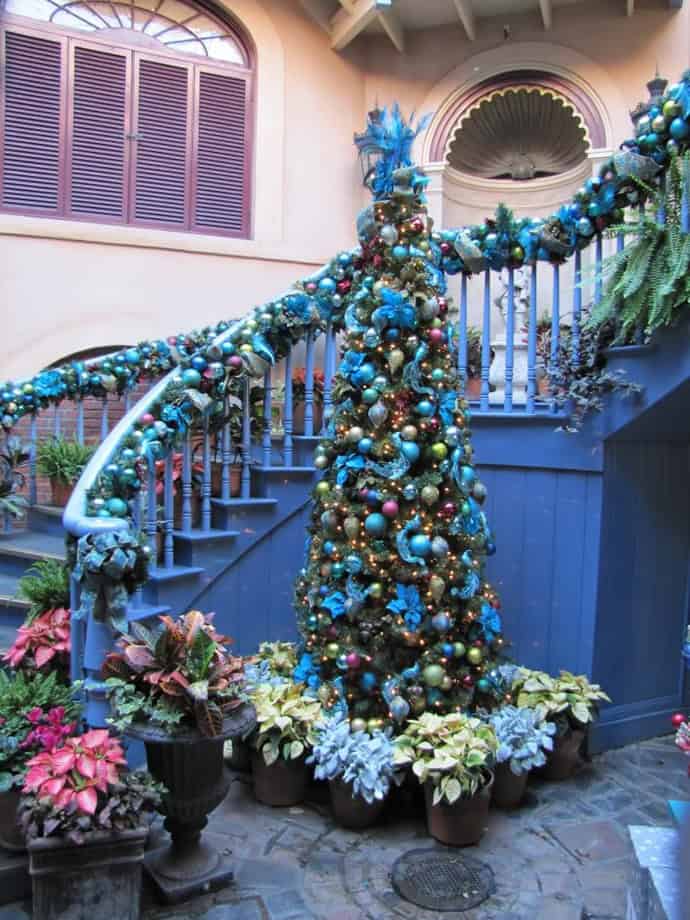 30 Beautiful Christmas Decorations That Turn Your Staircase into a