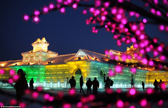 Ice-Festival-in-China-architectureartdesigns (12)