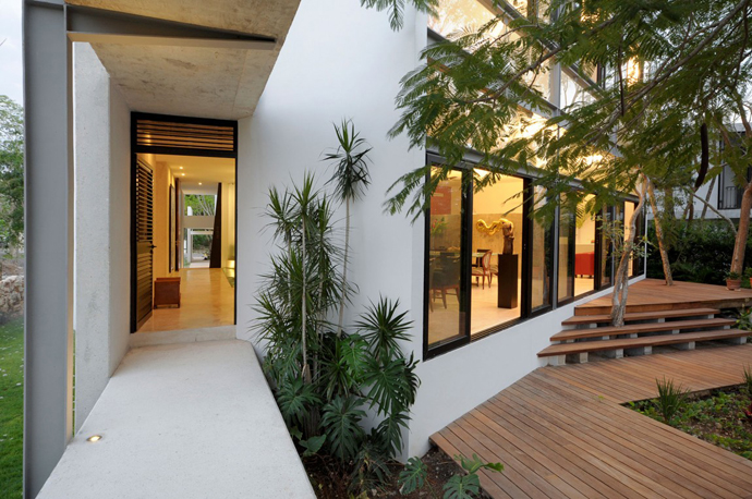 Contemporary House Among Trees by Muñoz Arquitectos Asociados