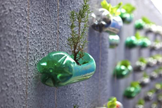  DIY  Creation of a modern garden with upcycling plastic 