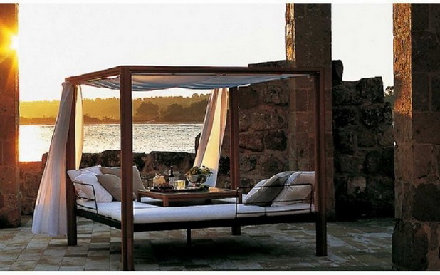 Romantic Outdoor Canopy Beds