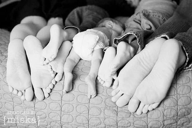 Mom Dresses Kids in Matching Family Outfits for Creative Family Photos