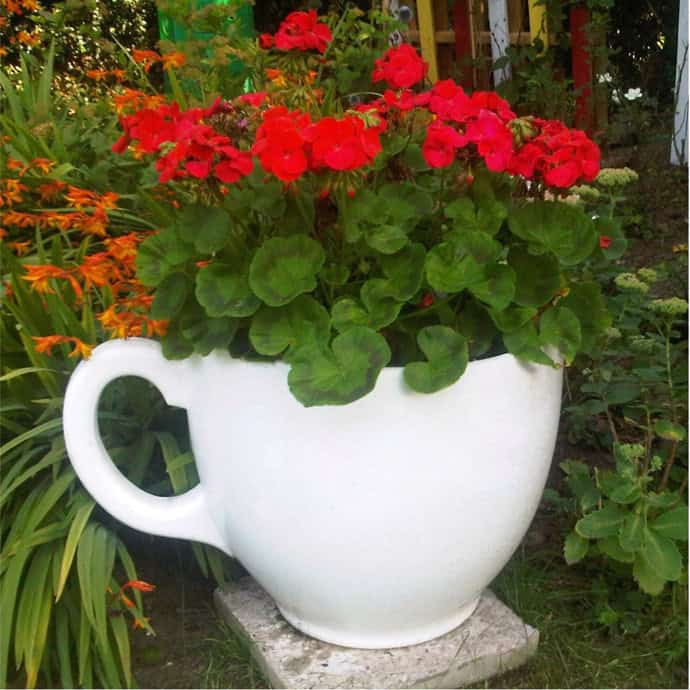 40 Ideas of How To Reuse Tea Cup Artistically teacup ArchitectureArtDesigns (34)