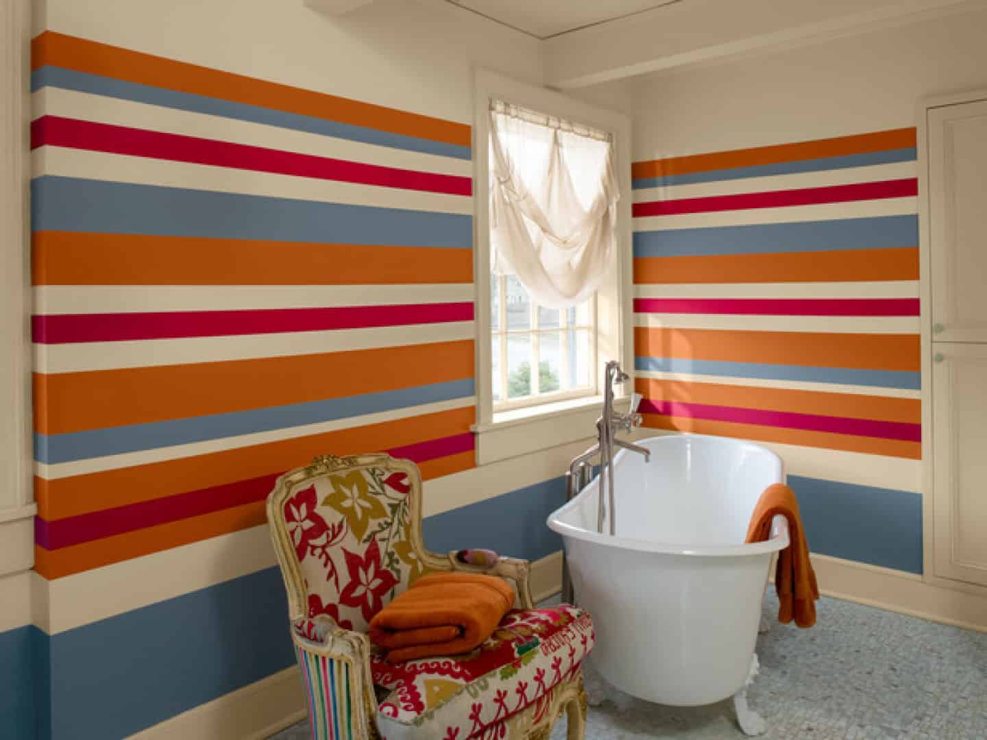 20 Elegant and Classy Striped Walls 19