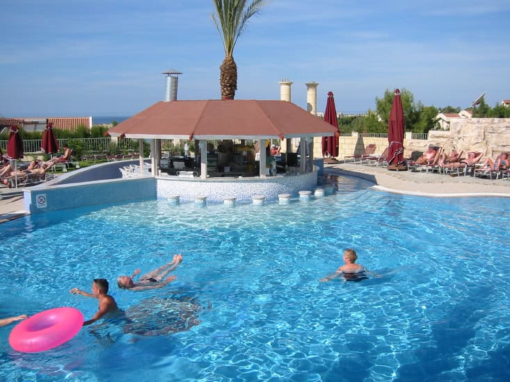 22 Breathtaking Pool-Side Bar Ideas cyprus-hotels._com