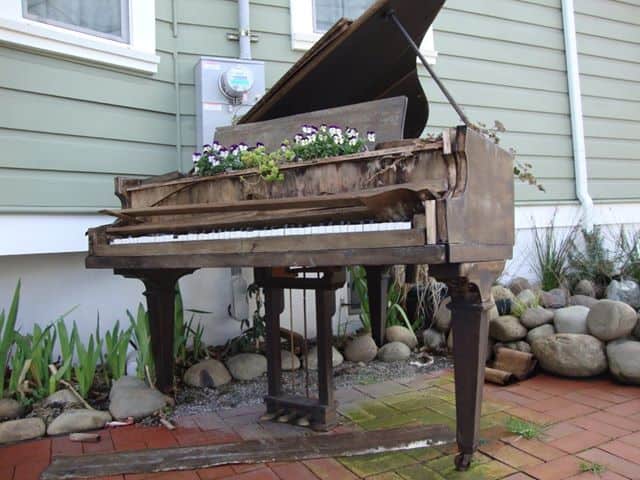 26 DIY Inventive Ideas how to Repurpose Old Pianos dangergarden.blogspot._com__2011_03_01_archive._html
