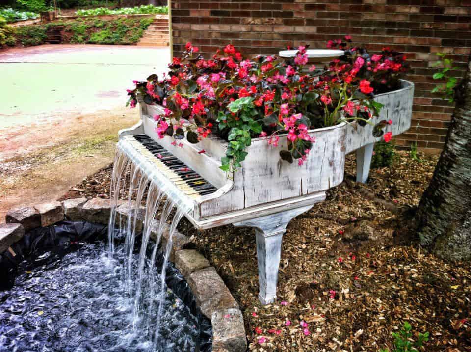 26 DIY Inventive Ideas how to Repurpose Old Pianos designheroes._us_2013_02_01_old-piano-turned-into-outdoor-fountain_