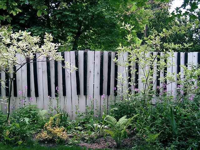 12 Creative and Unusual DIY Fences ellidavis._com_toronto-real-estate-news_2011_07_fun-inside-the-bedford-park