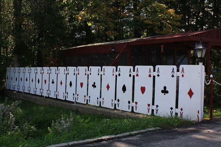 12 Creative and Unusual DIY Fences facebook._com_pages_U-Needa-Fence_366427643380944