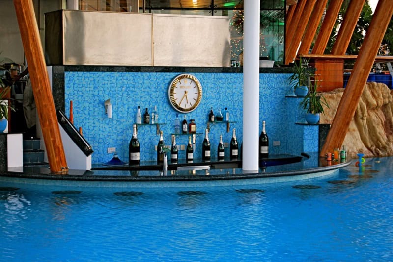 22 Breathtaking Pool-Side Bar Ideas flickr._com