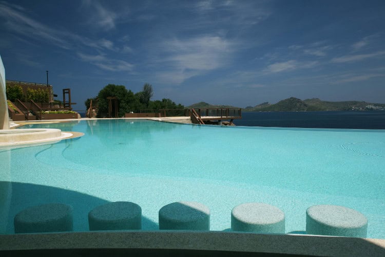 22 Breathtaking Pool-Side Bar Ideas investpropertychic._com