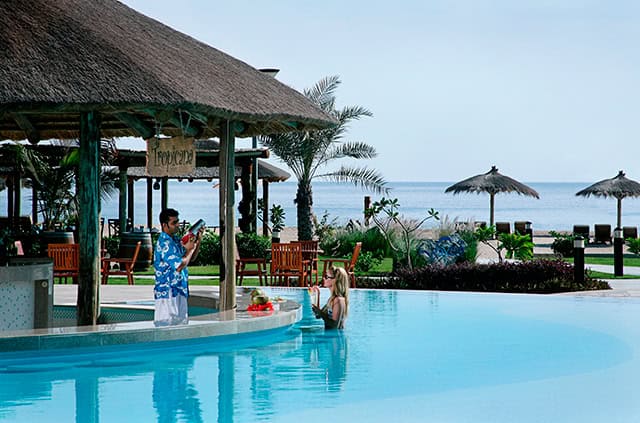 22 Breathtaking Pool-Side Bar Ideas luxurytrips._co.uk