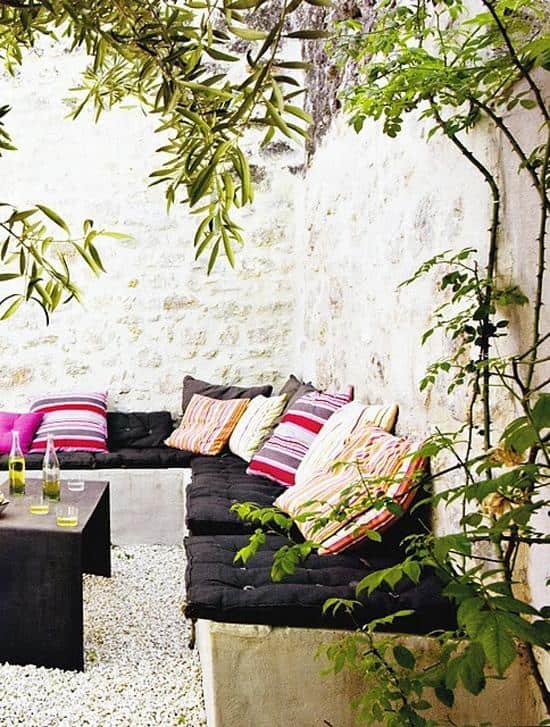 30 Garden Designs with Gorgeous Pillows