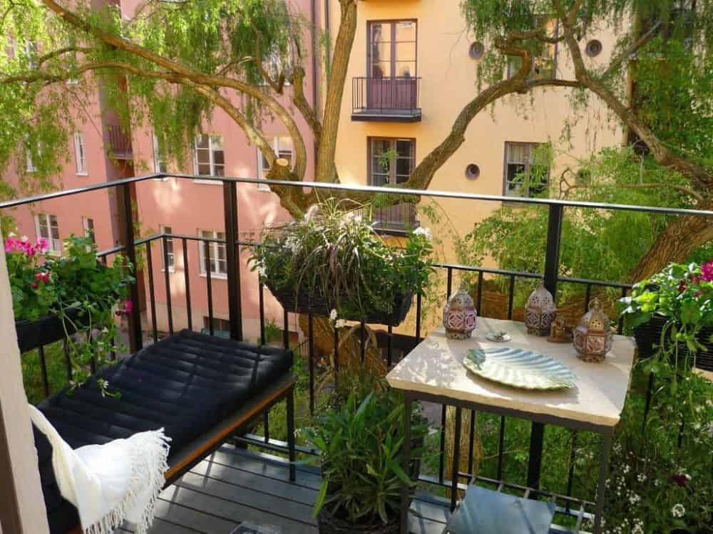 25 Charming Balcony Gardens 17