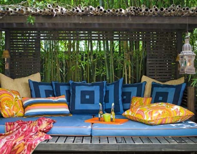 30 Garden Designs with Gorgeous Pillows