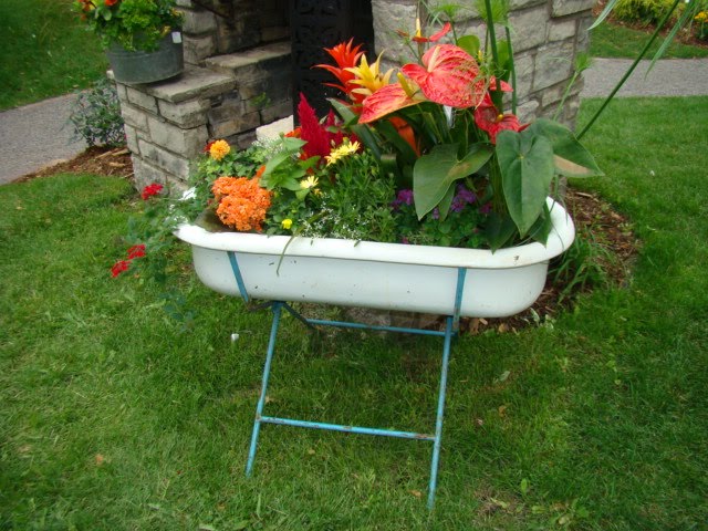 4. Repurpose your bathtub and plant beautiful flowers in your garden. 4