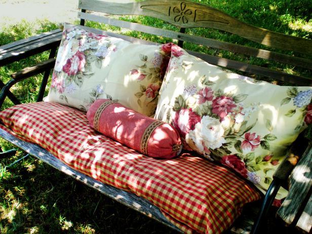 30 Garden Designs with Gorgeous Pillows