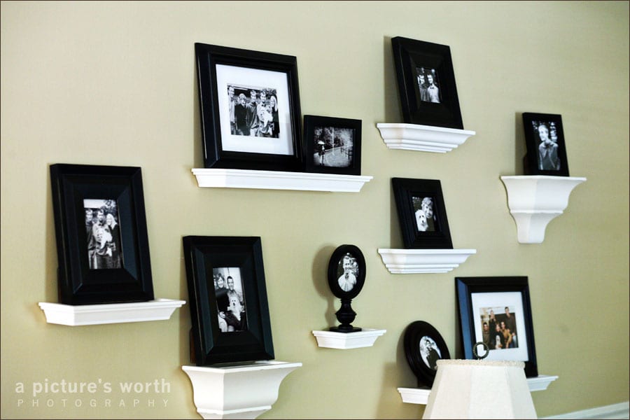22 Lovely DIY Ways to Display Your Family Photos apwphotography._com_blog_2008_09_11_show-me-your-walls_