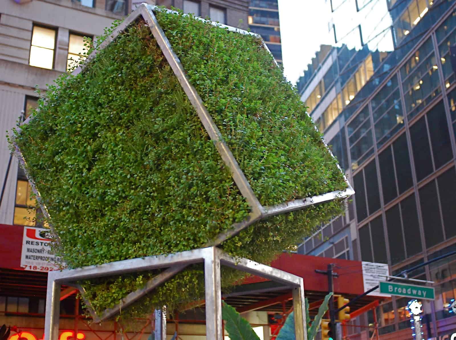 22 Marvelous Grass Sculptures nyclovesnyc.blogspot._com_2012_08_broadway-green-sculpture-with-nature-by._html