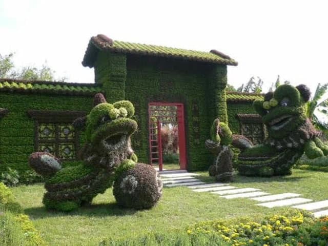22 Marvelous Grass Sculptures oddstuffmagazine._com_awesome-garden-art._html_attachment_9499