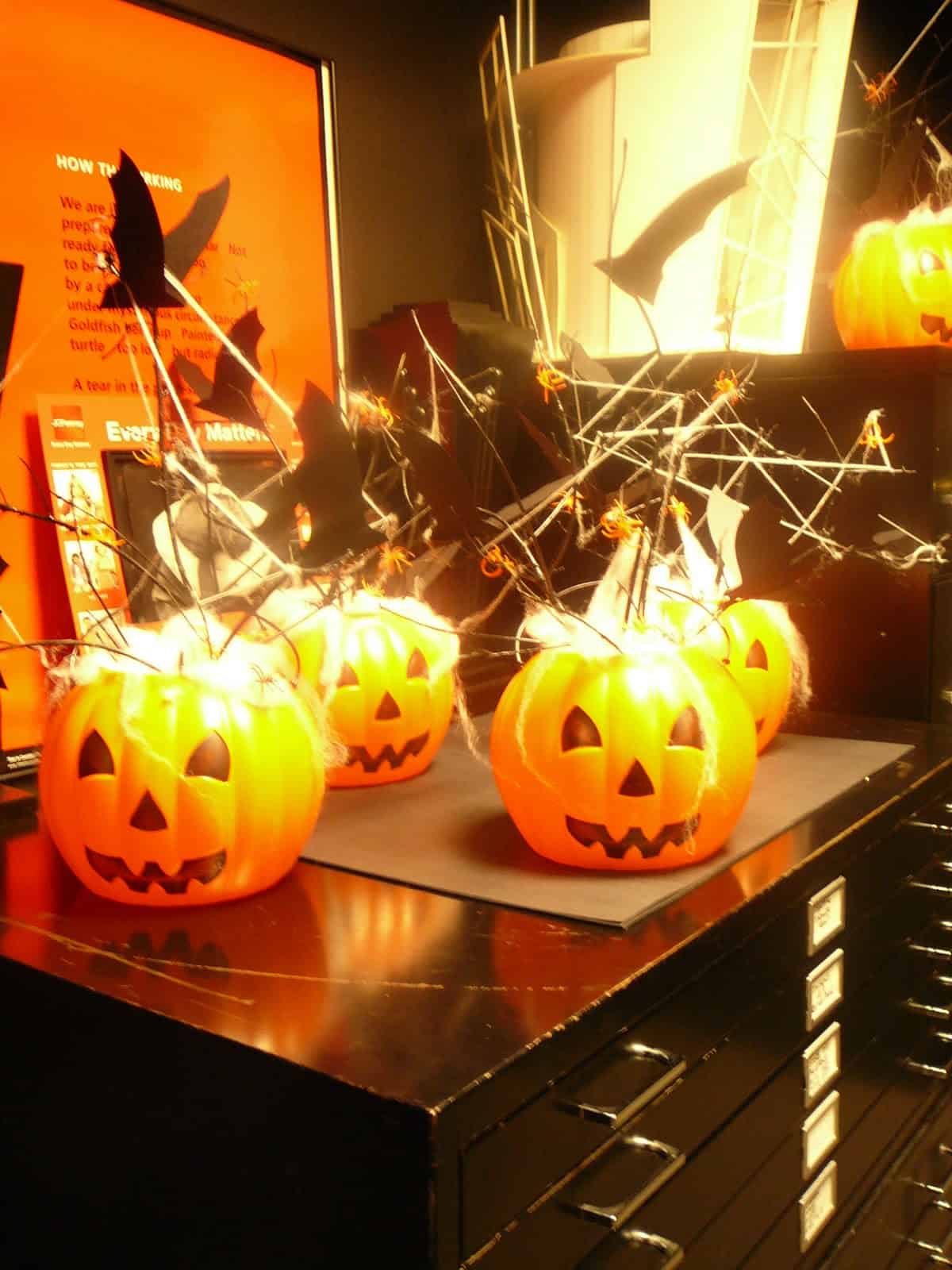 30 Inspiring DIY Halloween Decorations nyclq-focalpoint.blogspot._com_2010_10_thrifty-treats-halloween-party-decor._html