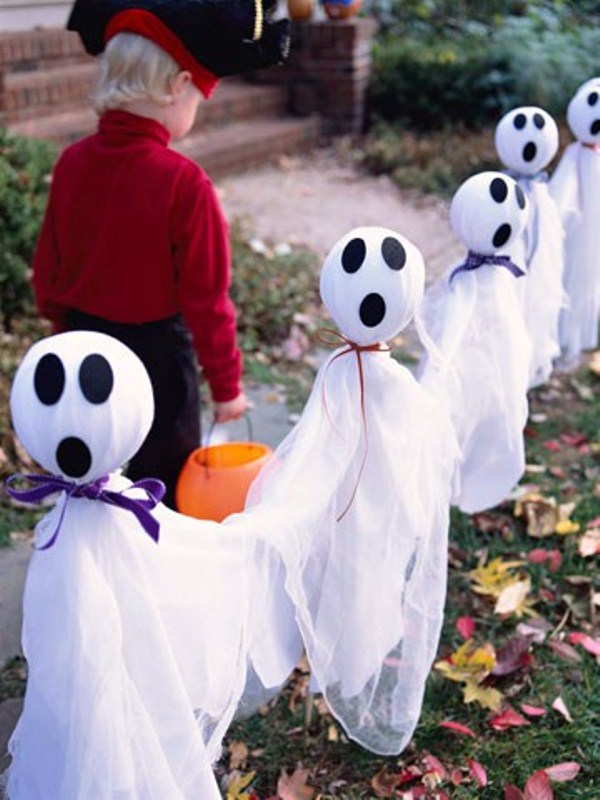 22 Creepy DIY Trash Bags Halloween Decorations