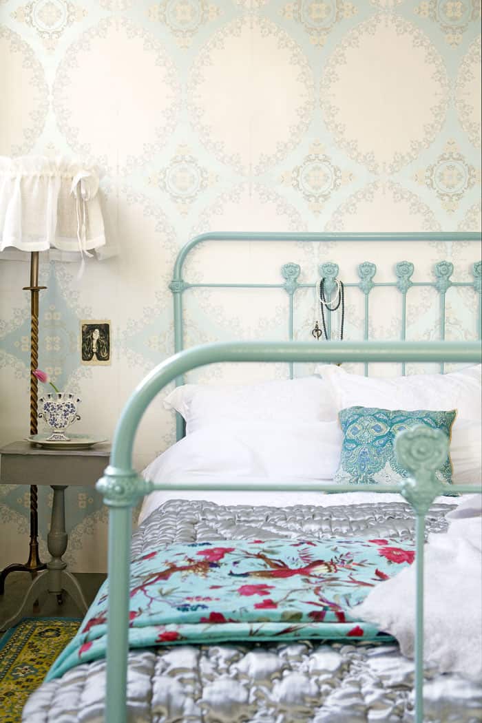 40 Vintage Iron Beds 14