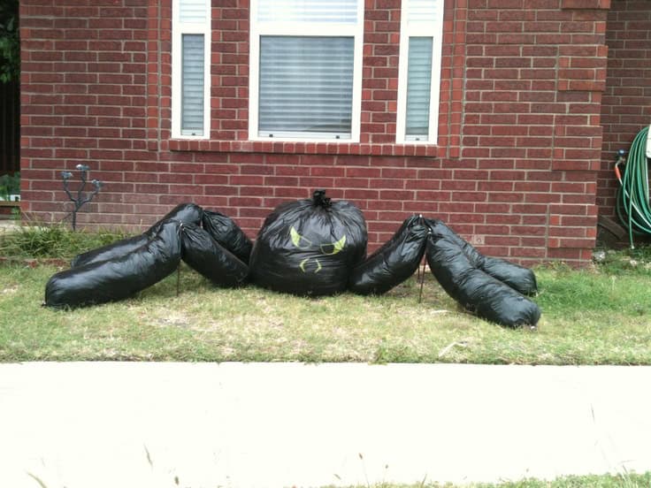 22 Creepy DIY Trash Bags Halloween Decorations 22