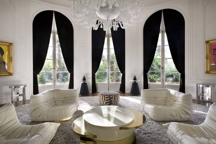 30 Stylish Interior Designs with Black Curtains 25