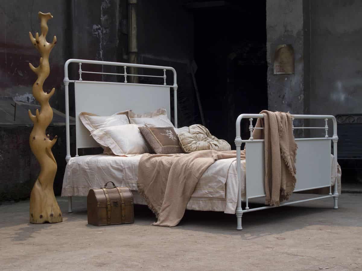 40 Vintage Iron Beds 34