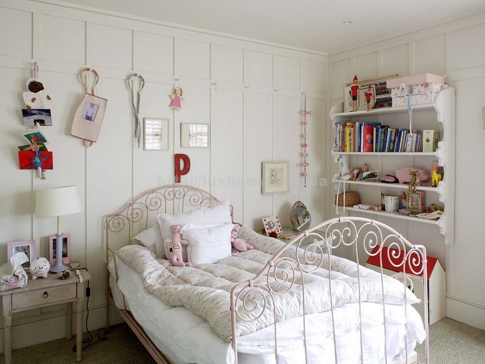 40 Vintage Iron Beds 37