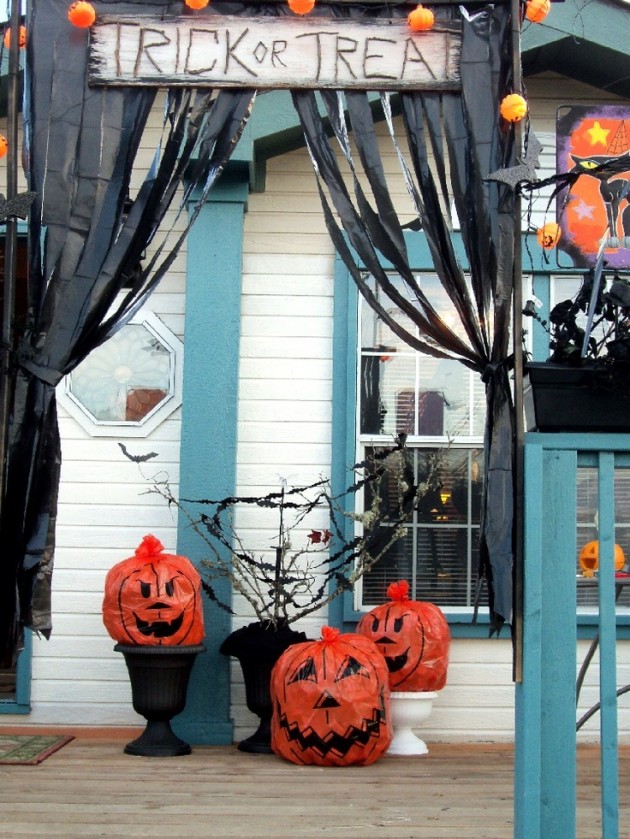 22 Creepy DIY Trash Bags Halloween Decorations