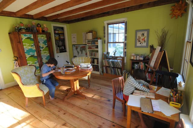 25 Adorable Kids Study Space Designs 55