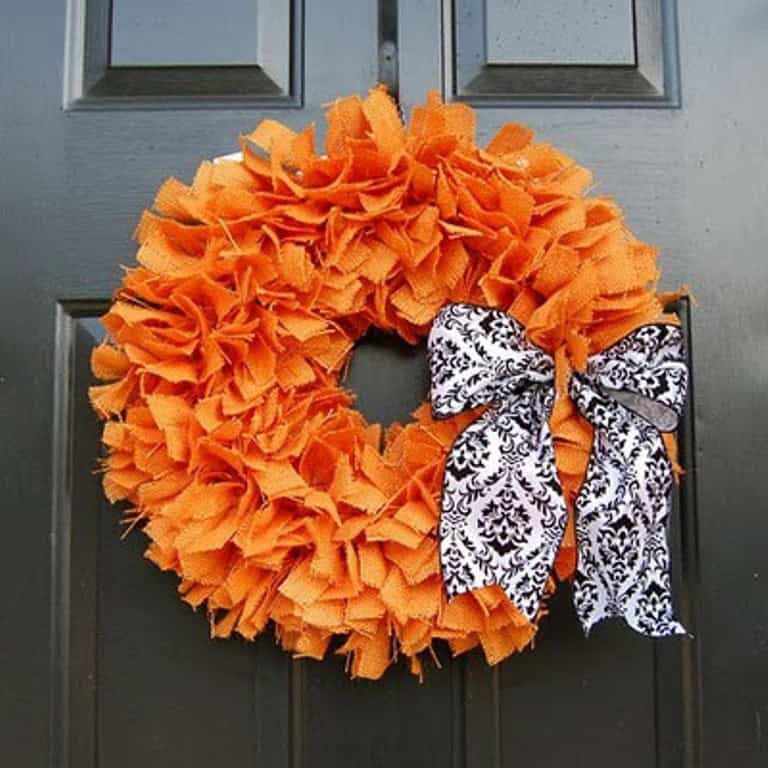DIY wreath with autumn tones and rustic accents