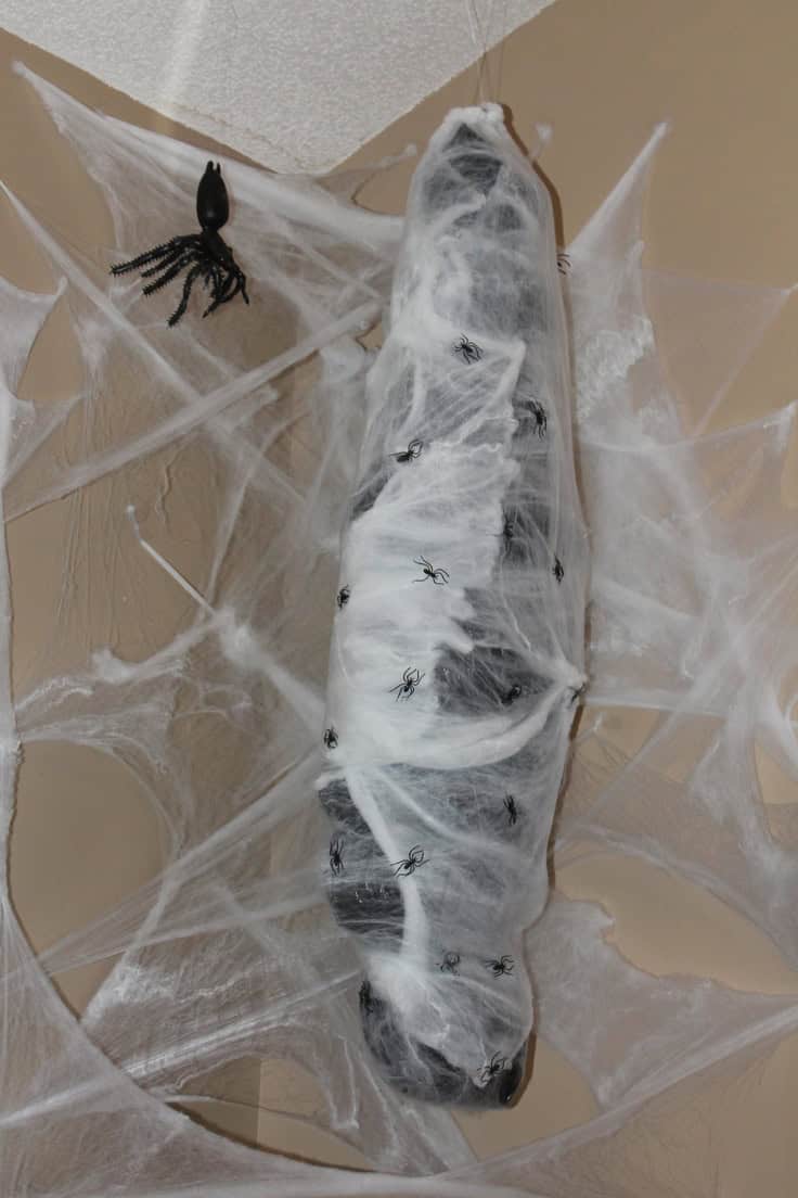 22 Creepy DIY Trash Bags Halloween Decorations 6