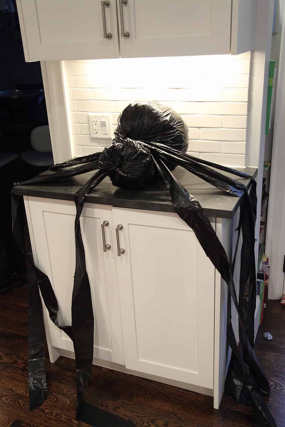 22 Creepy DIY Trash Bags Halloween Decorations