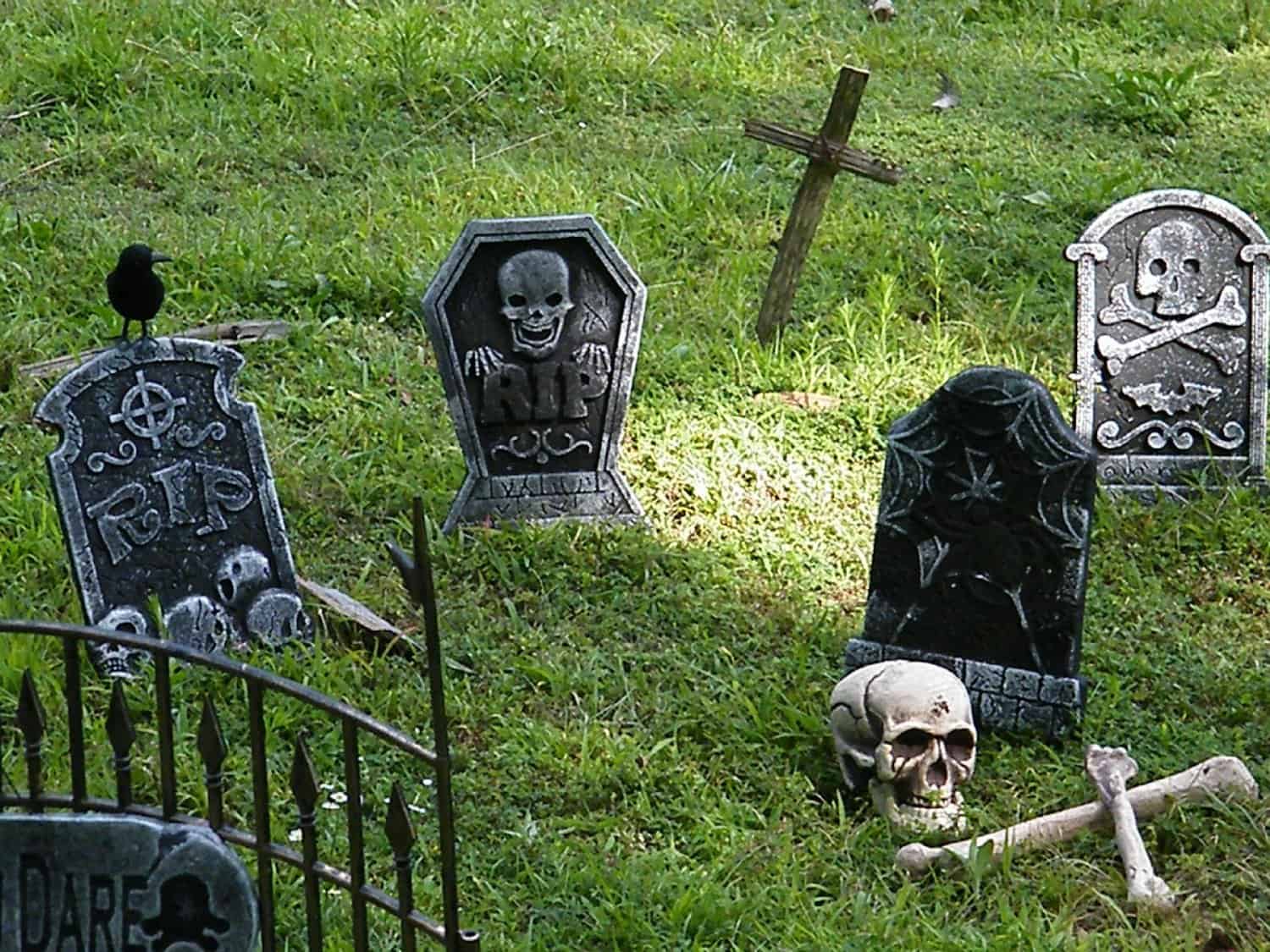 Set of 8 Halloween Tombstone Graveyard Props 18 Absolutely Frightening Outdoor Halloween Decorations (13)
