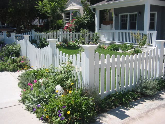 26 Adorable Wooden Fences For Your Yard 2